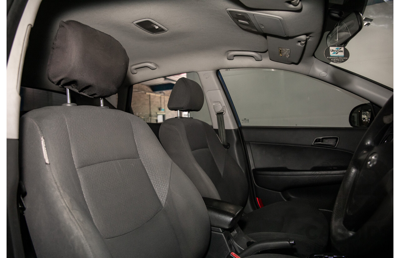 6/2009 Hyundai i30 SX 1.6 CRDi FD MY09 5d Hatchback Vivid Blue Turbo Diesel 1.6L