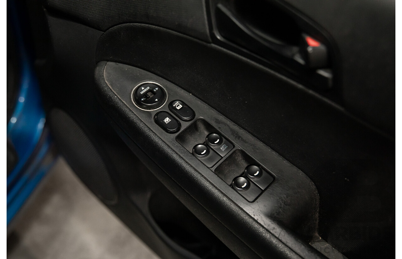 6/2009 Hyundai i30 SX 1.6 CRDi FD MY09 5d Hatchback Vivid Blue Turbo Diesel 1.6L