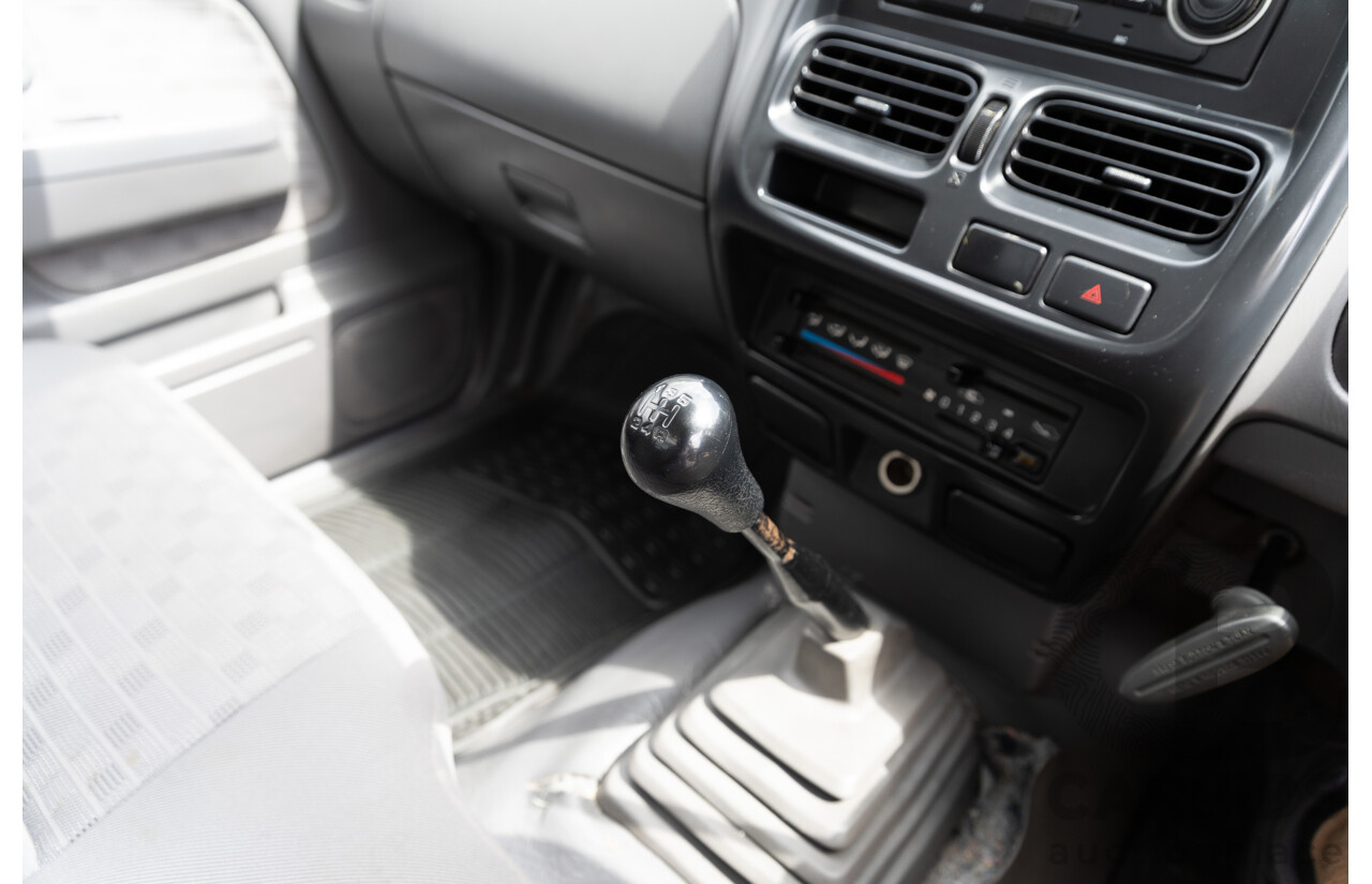 5/2013 Nissan Navara DX (4x2) D22 SERIES 5 C/Chas Polar White Turbo Diesel 2.5L