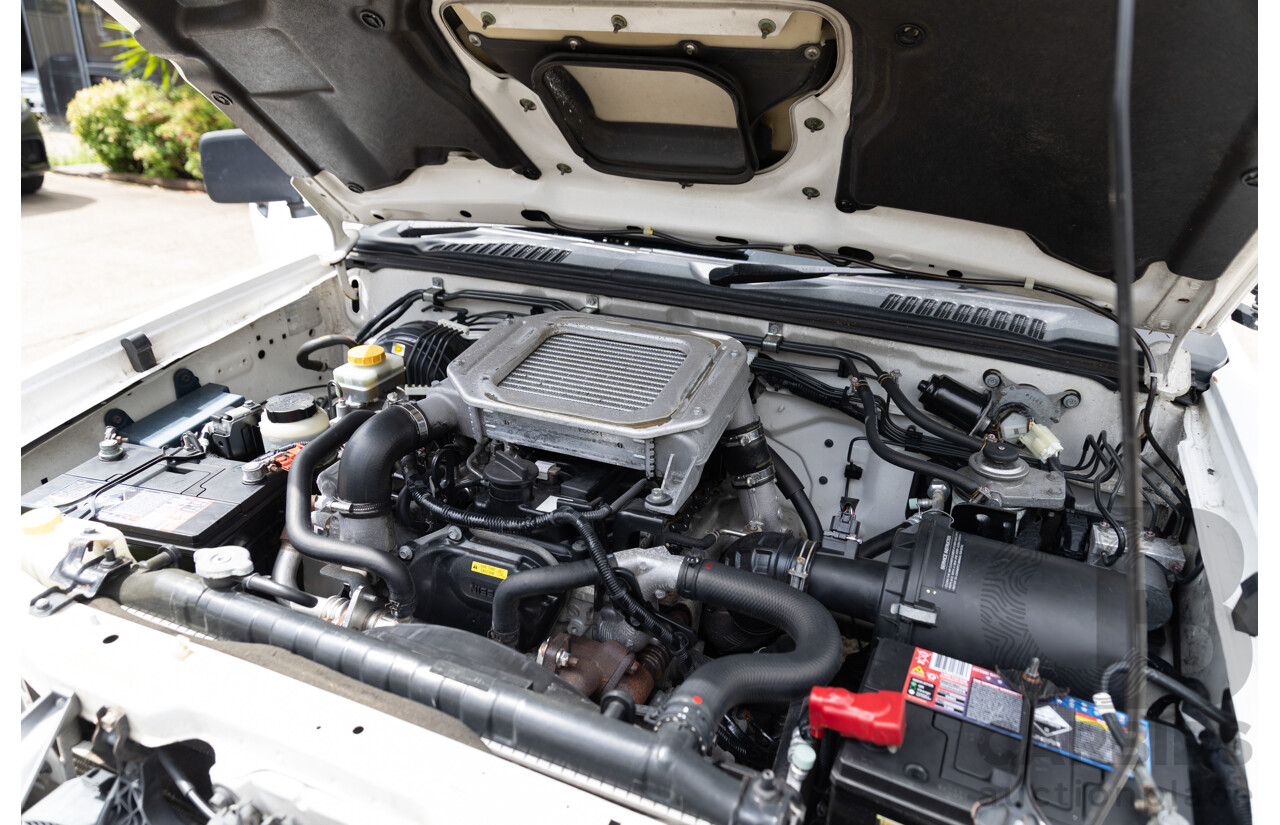 5/2013 Nissan Navara DX (4x2) D22 SERIES 5 C/Chas Polar White Turbo Diesel 2.5L