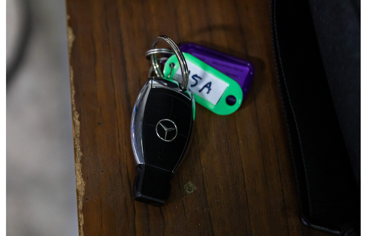 4/2007 Mercedes-Benz CLS 350 219 4d Coupe Obsidian Black Metallic V6 3.5L