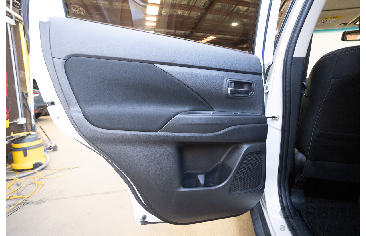 2/2016 Mitsubishi Outlander LS ZK MY16 4D Wagon White 2.0L