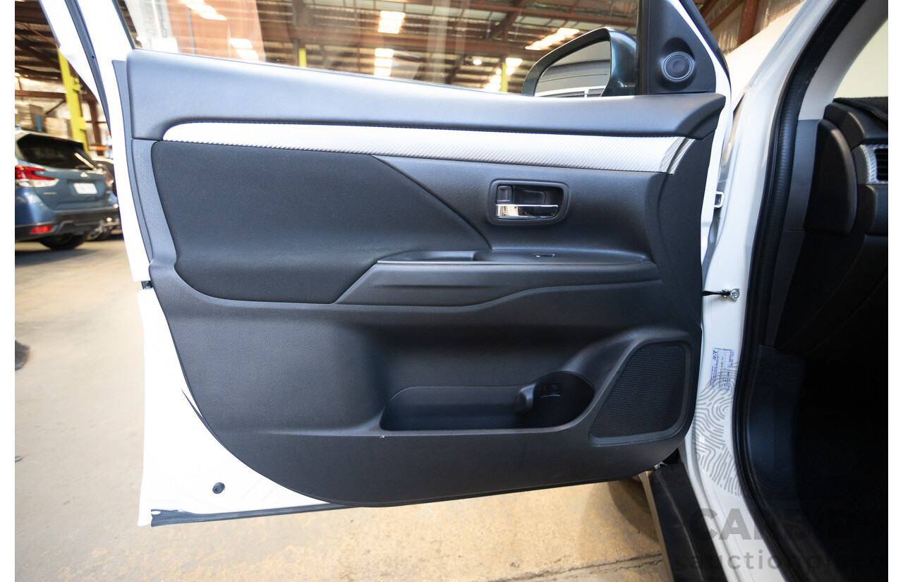 2/2016 Mitsubishi Outlander LS ZK MY16 4D Wagon White 2.0L