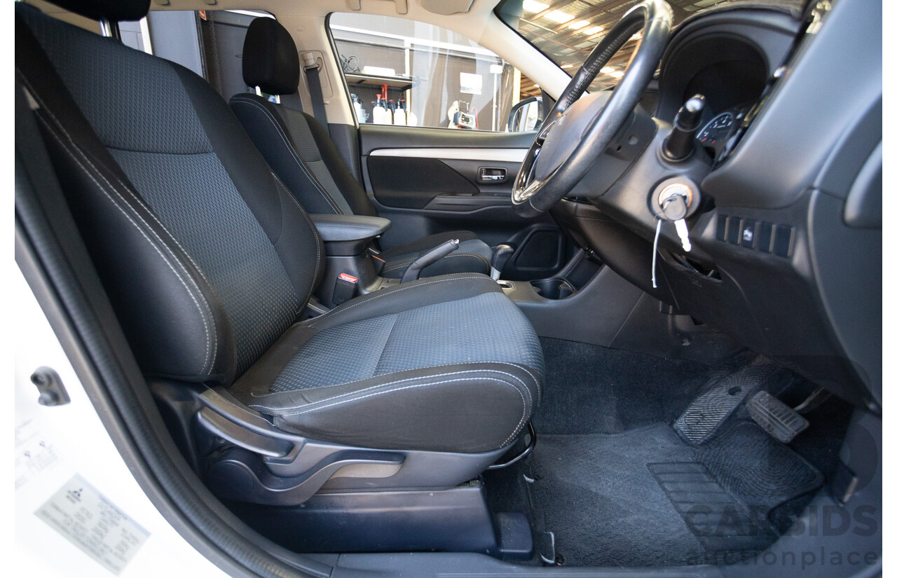 2/2016 Mitsubishi Outlander LS ZK MY16 4D Wagon White 2.0L