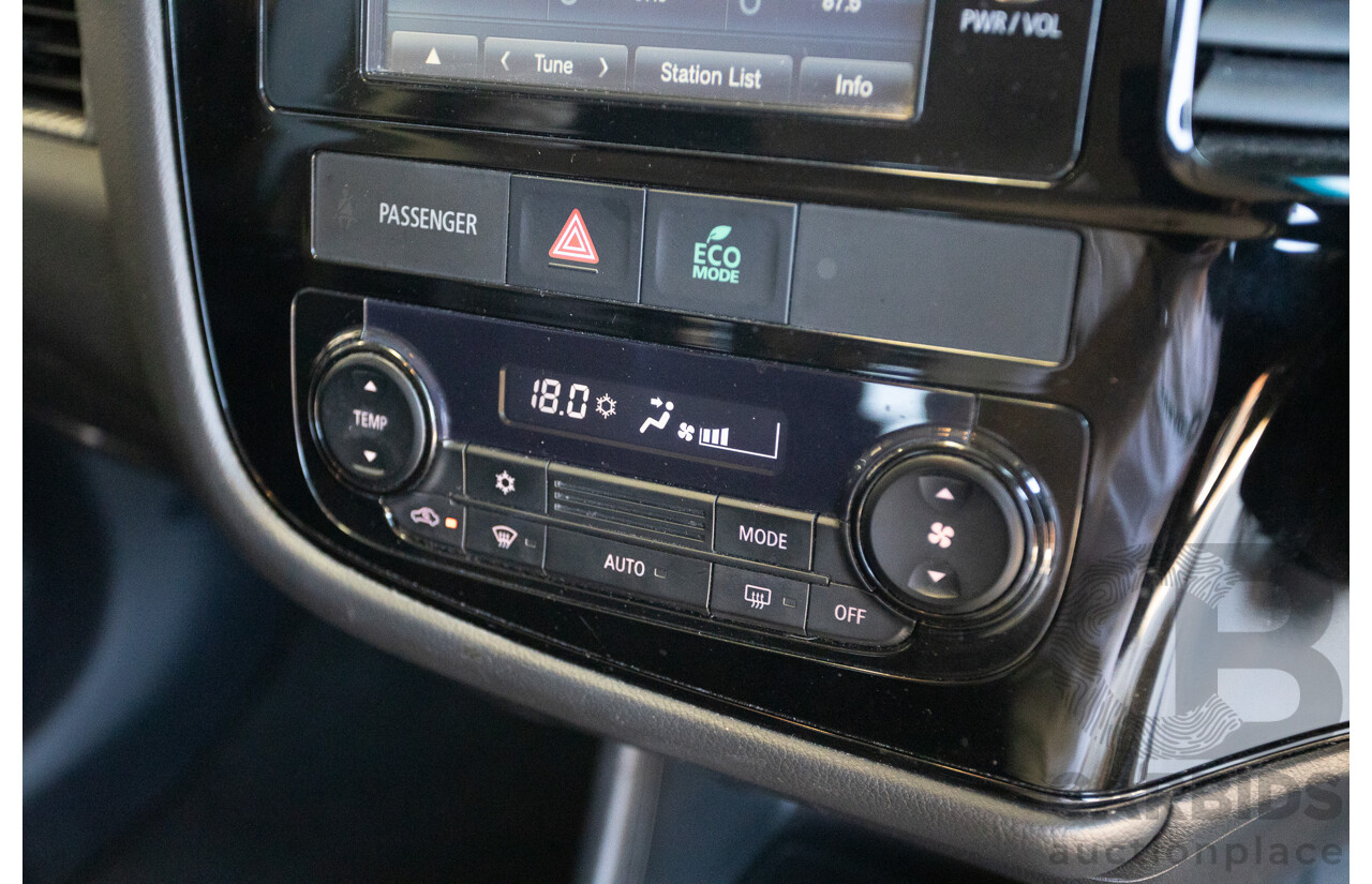 2/2016 Mitsubishi Outlander LS ZK MY16 4D Wagon White 2.0L