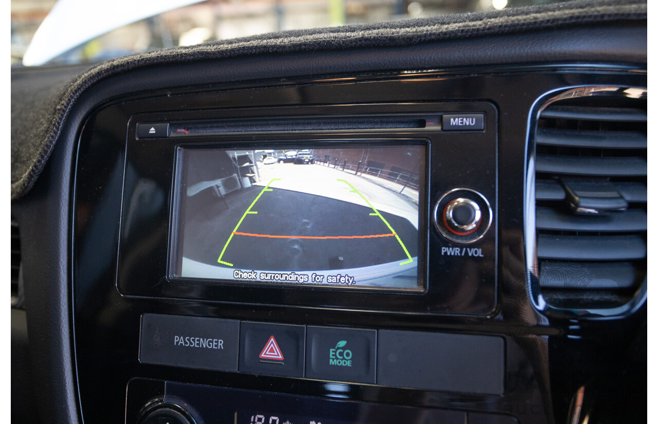 2/2016 Mitsubishi Outlander LS ZK MY16 4D Wagon White 2.0L