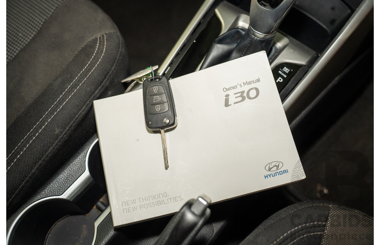 10/2014 Hyundai i30 SE GD MY14 5d Hatchback Sleek Silver 1.8L