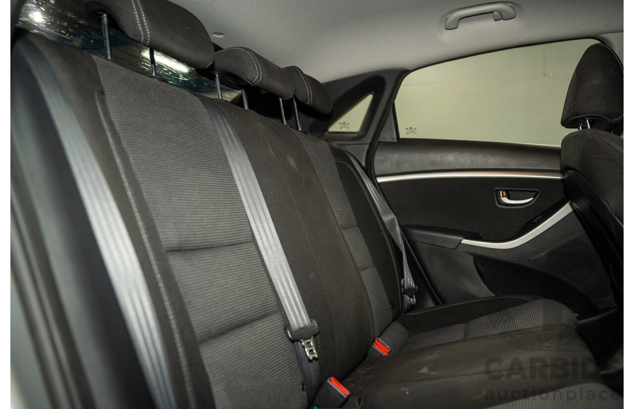 10/2014 Hyundai i30 SE GD MY14 5d Hatchback Sleek Silver 1.8L