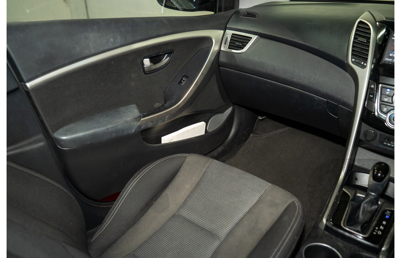 10/2014 Hyundai i30 SE GD MY14 5d Hatchback Sleek Silver 1.8L