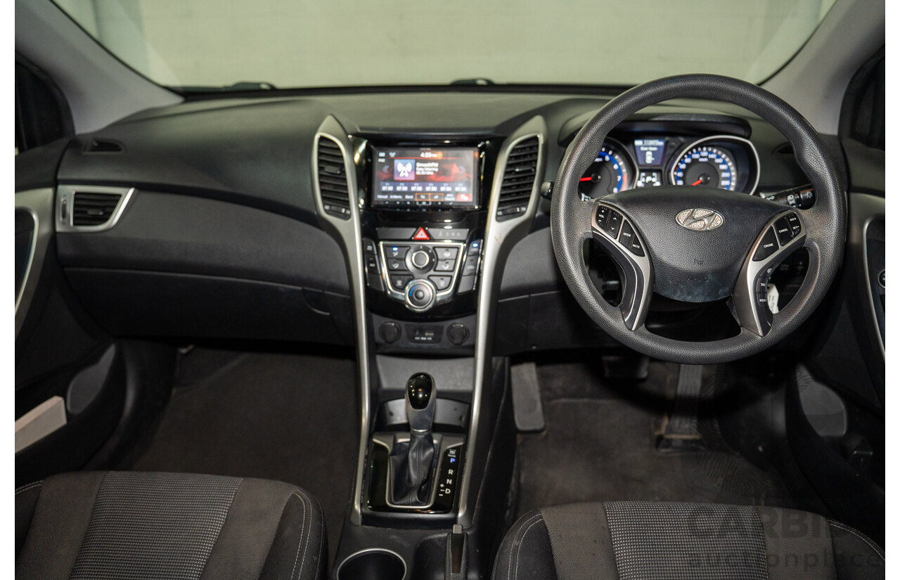 10/2014 Hyundai i30 SE GD MY14 5d Hatchback Sleek Silver 1.8L