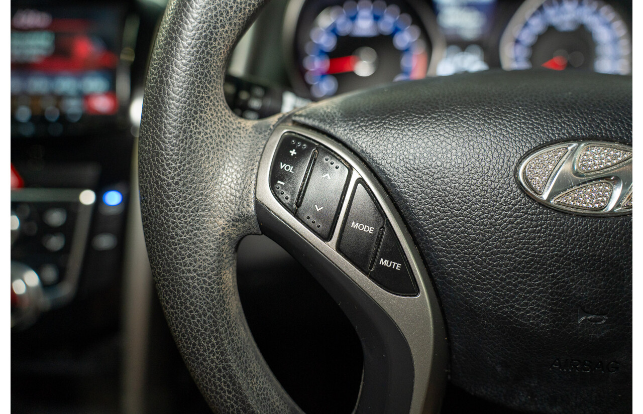 10/2014 Hyundai i30 SE GD MY14 5d Hatchback Sleek Silver 1.8L