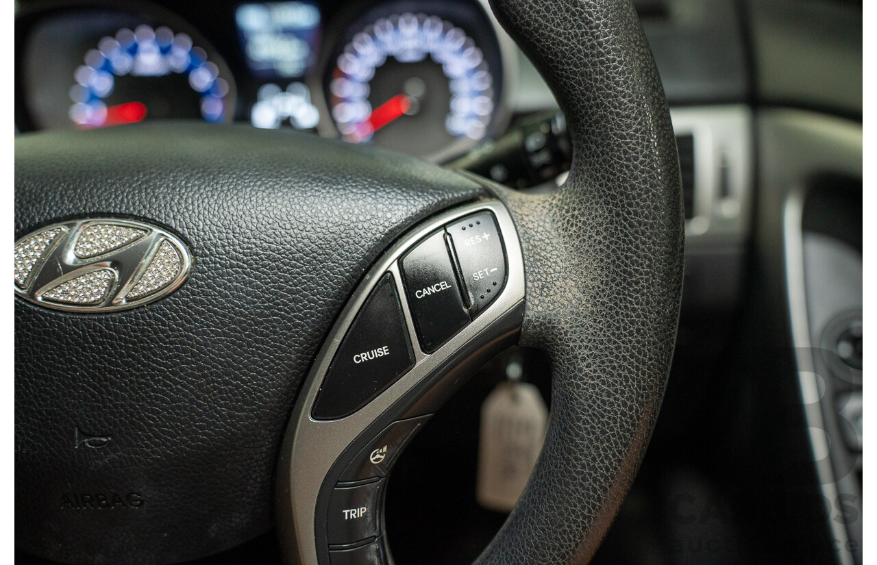 10/2014 Hyundai i30 SE GD MY14 5d Hatchback Sleek Silver 1.8L