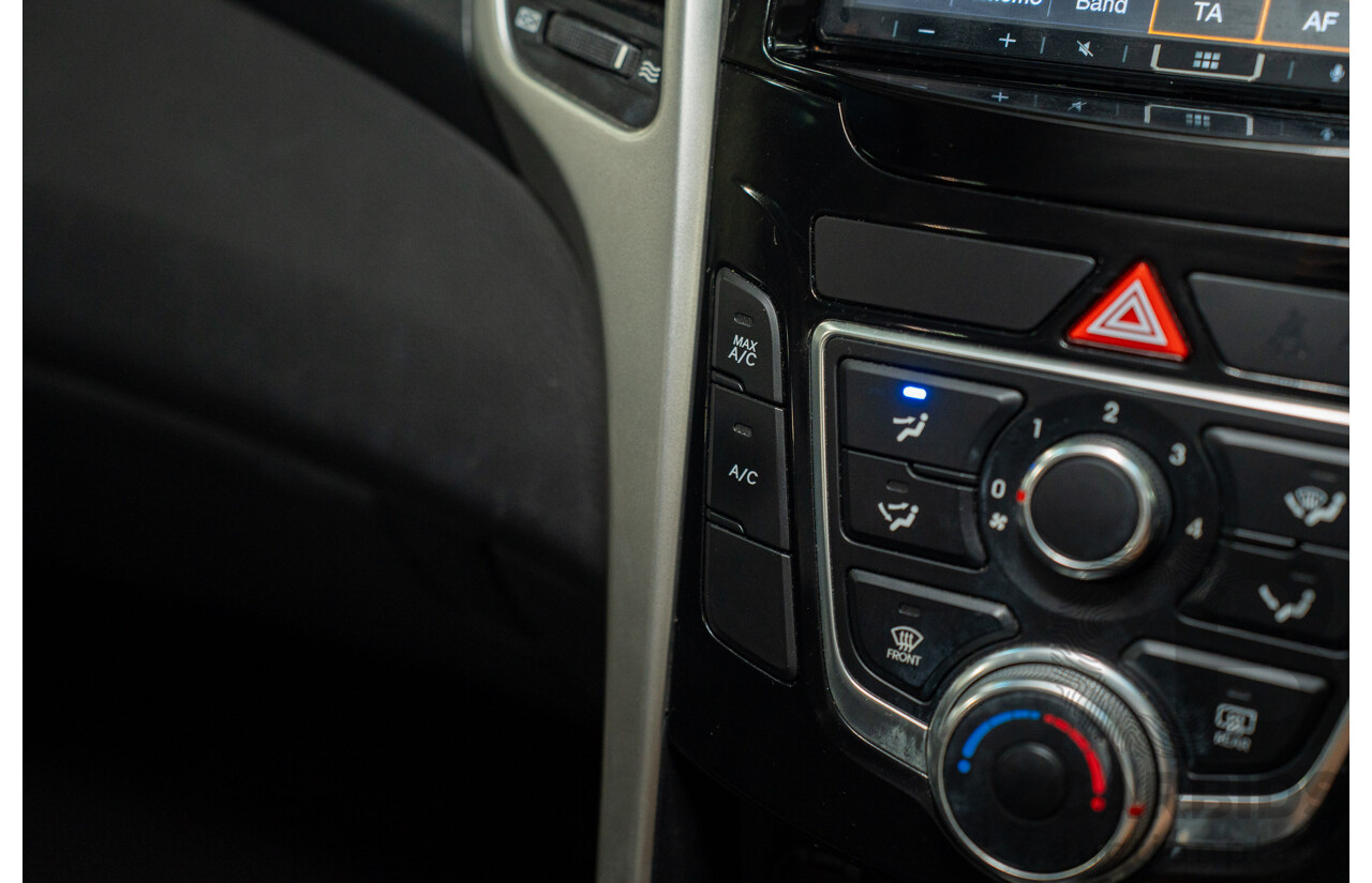 10/2014 Hyundai i30 SE GD MY14 5d Hatchback Sleek Silver 1.8L