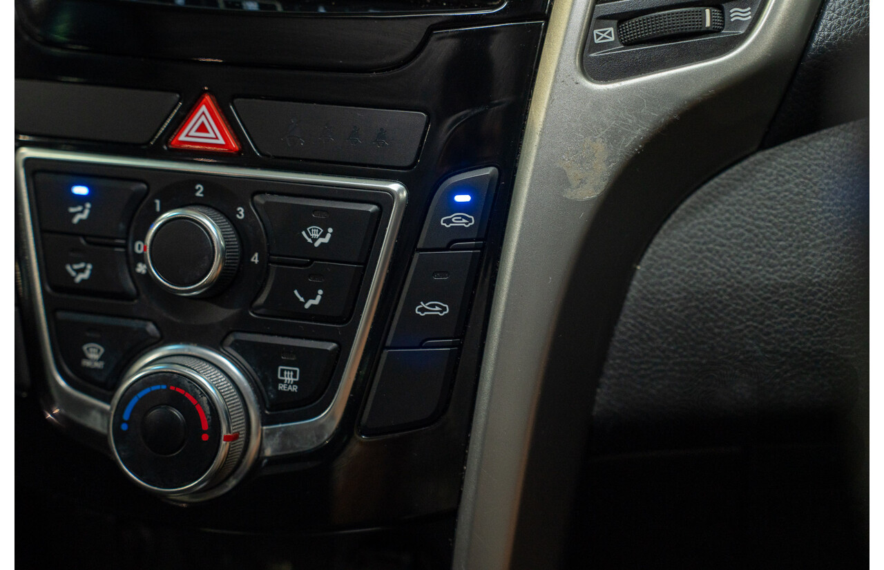 10/2014 Hyundai i30 SE GD MY14 5d Hatchback Sleek Silver 1.8L