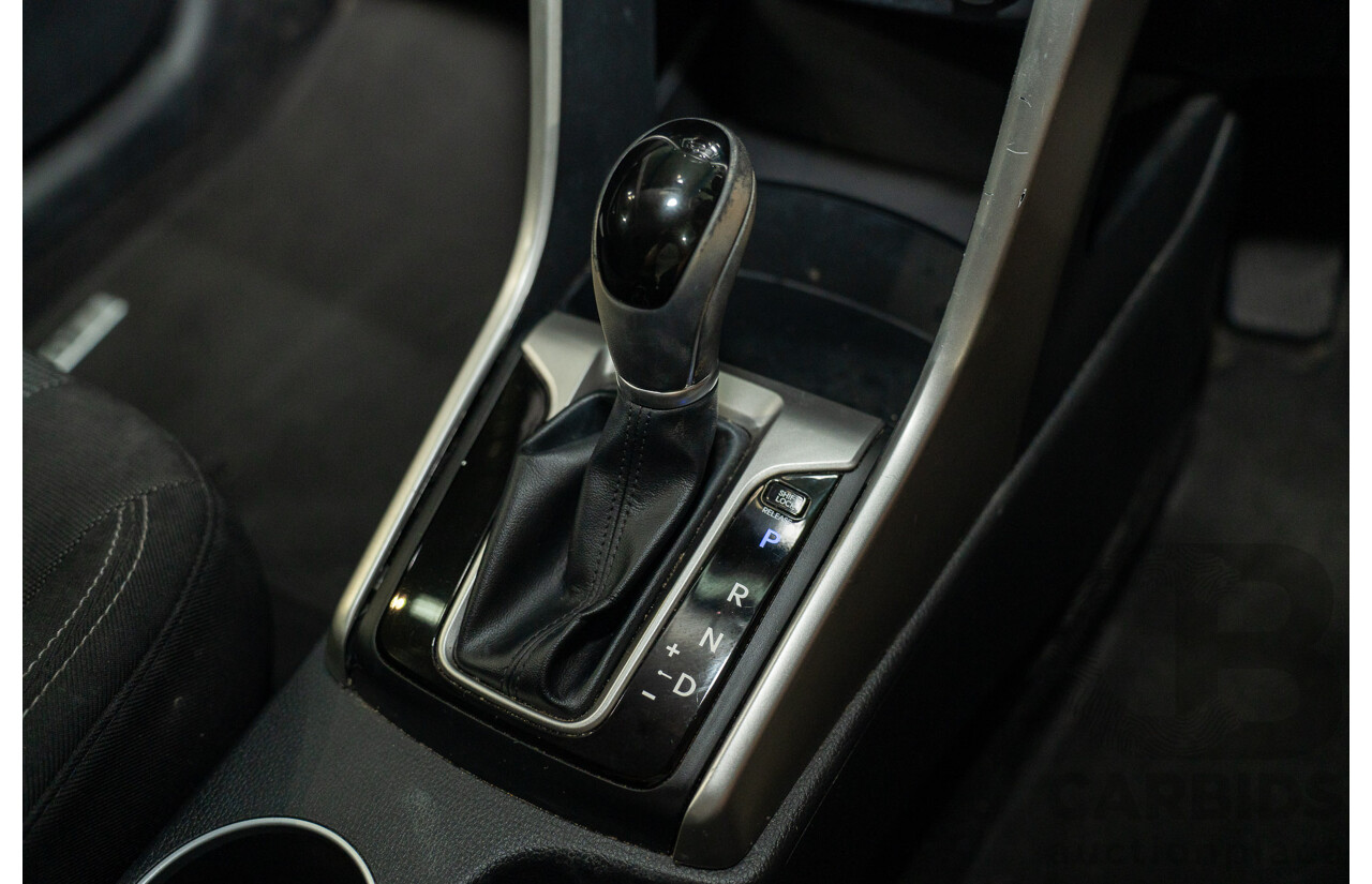 10/2014 Hyundai i30 SE GD MY14 5d Hatchback Sleek Silver 1.8L