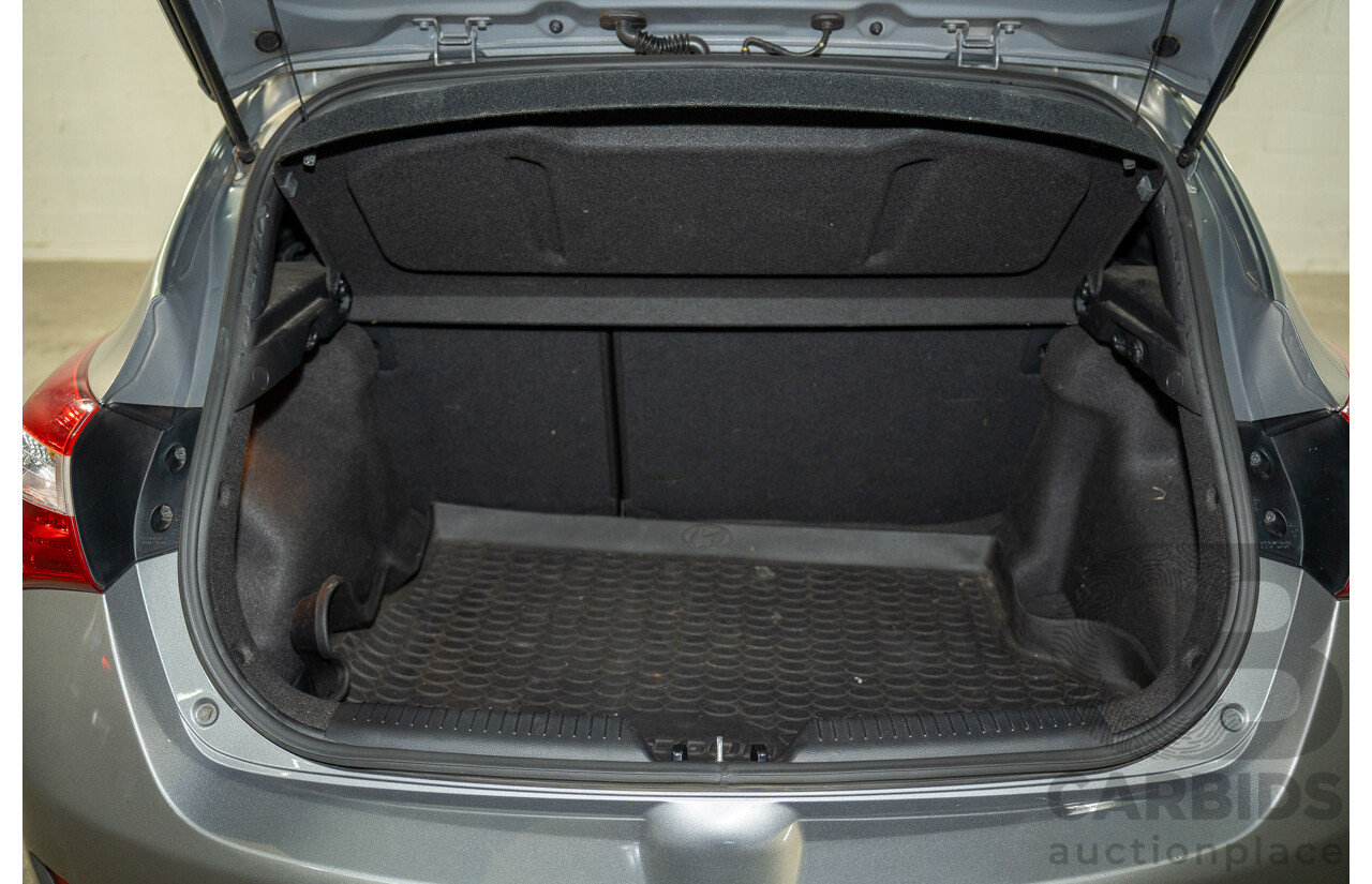 10/2014 Hyundai i30 SE GD MY14 5d Hatchback Sleek Silver 1.8L