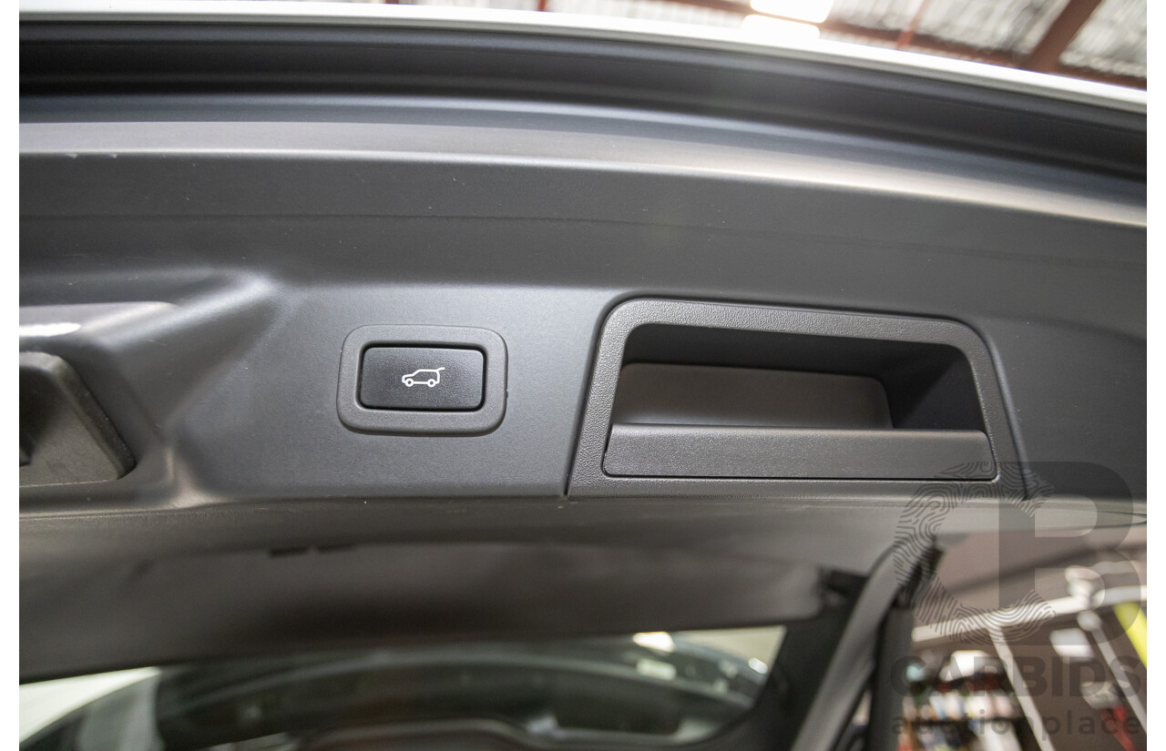 12/2018 Range Rover Velar D300 R-Dynamic S (AWD)  MY18 4D Wagon Fuji White Turbo Diesel 3.0L