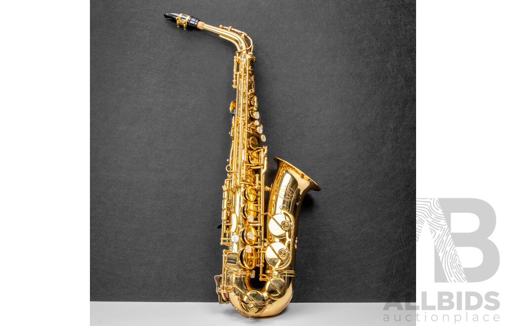 Jupiter JAS-567 Gold Lacquer Alto Saxophone with Protective Case
