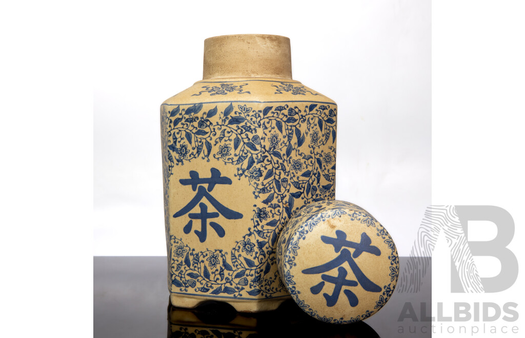 Hexagonal Lidded Chinese Tea Caddy with Chinoiserie Decoration