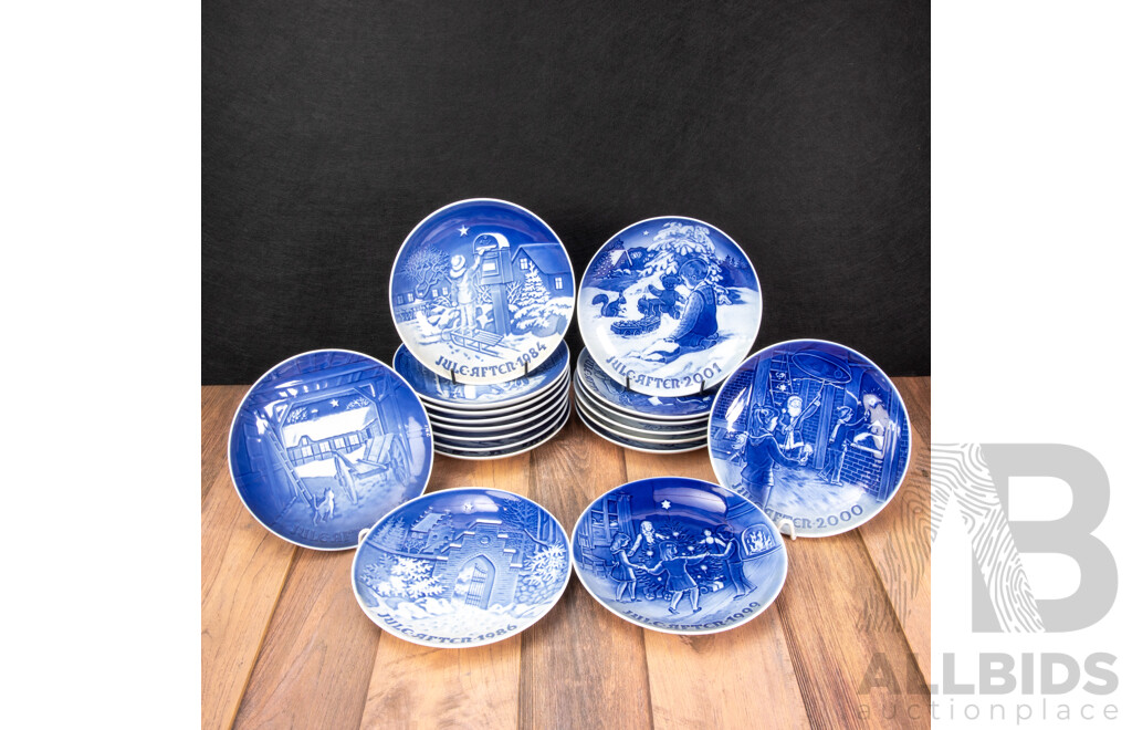 Good Collection of 30 Bing & Grondahl Christmas Themed Wall Plates, Years 1978 Through 2007
