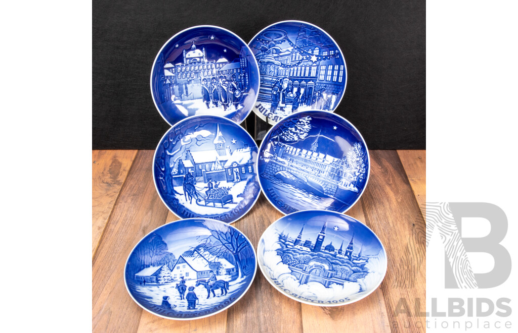 Good Collection of 30 Bing & Grondahl Christmas Themed Wall Plates, Years 1978 Through 2007