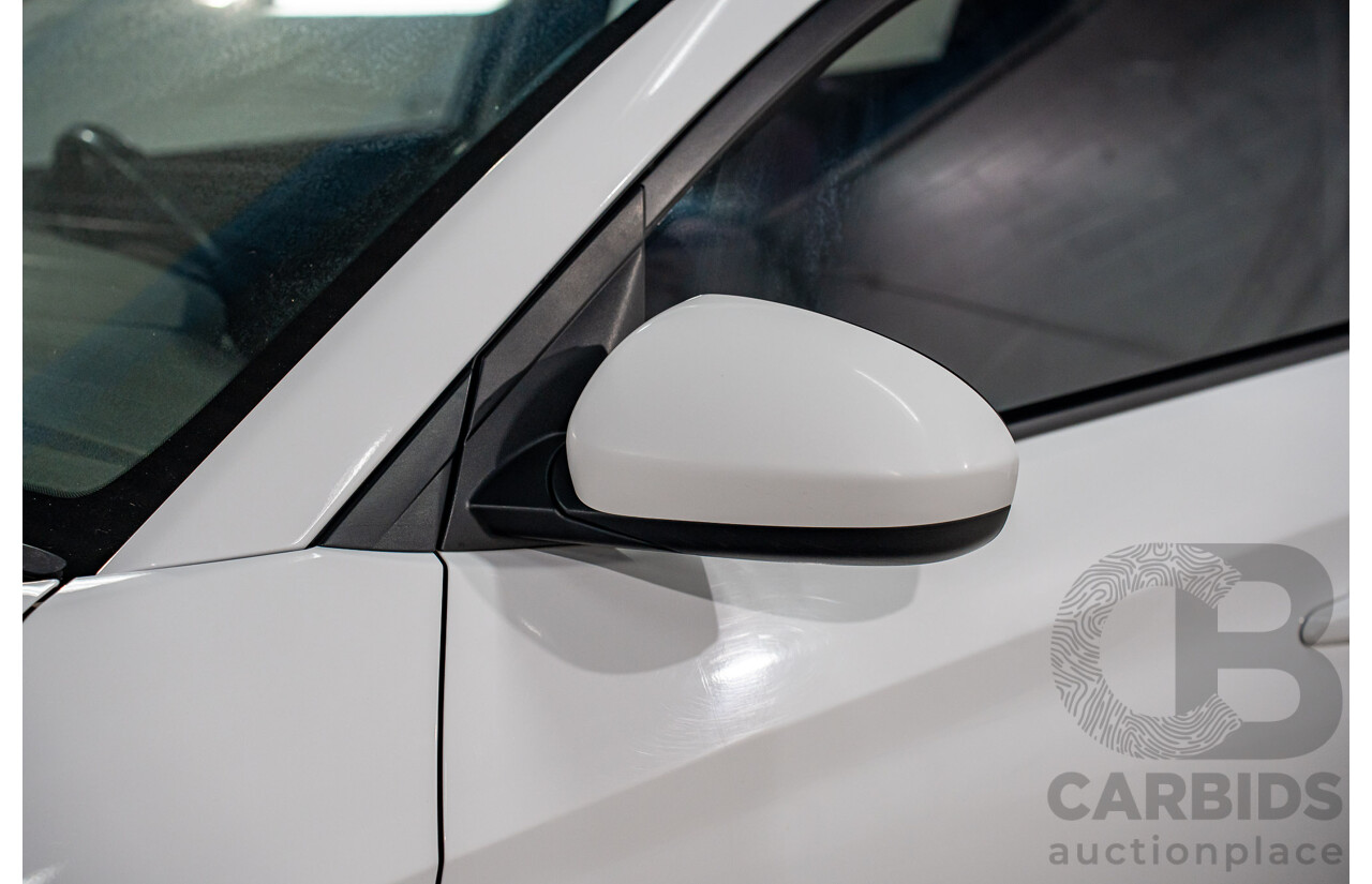 8/2015 Hyundai Tucson Active X (FWD) TL 4d Wagon Pure White 2.0L