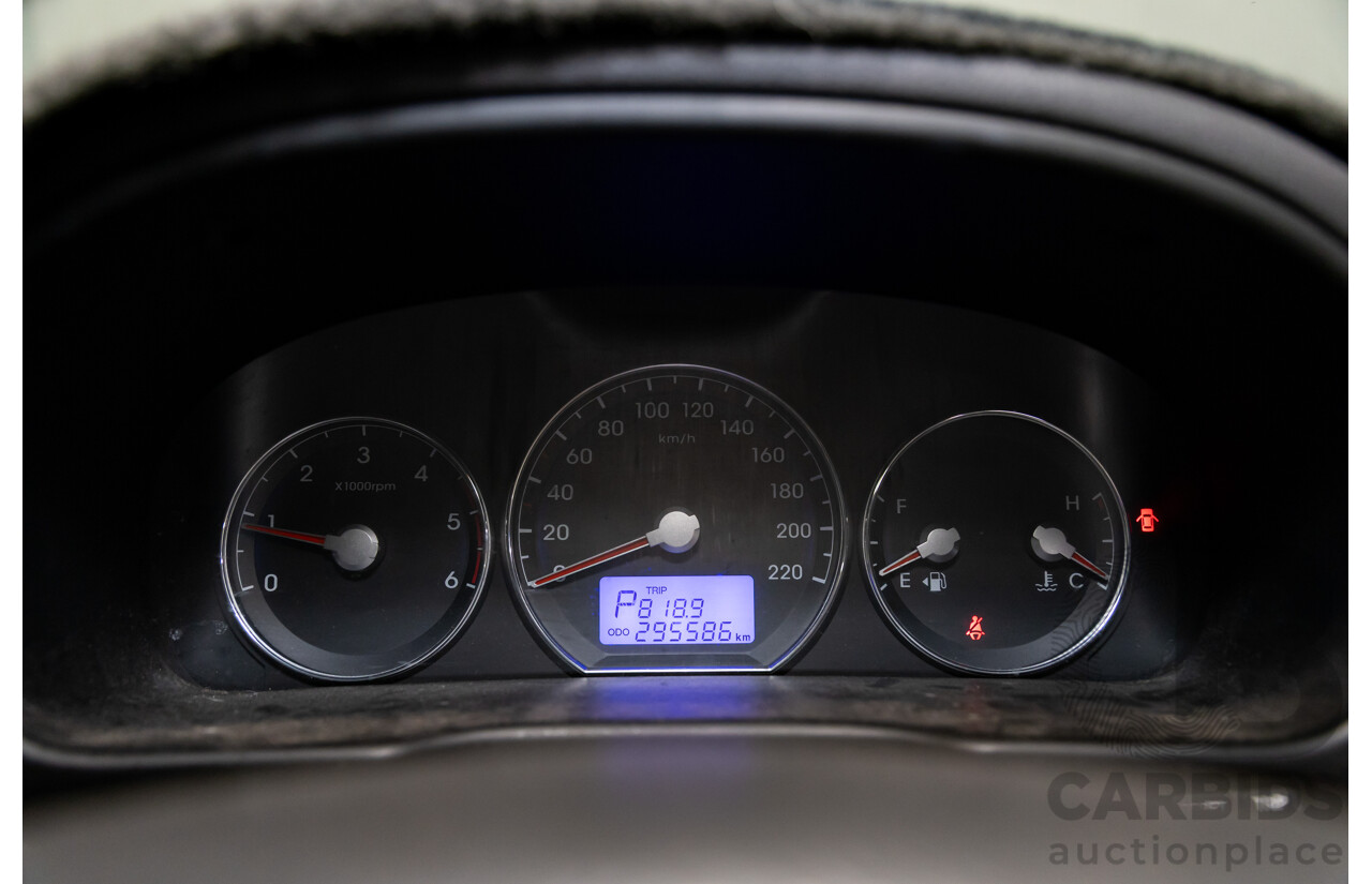 3/2010 Hyundai Santa Fe Elite CRDi (4x4) CM MY10 4d Wagon Vanilla White Turbo Diesel 2.2L - 7 Seater