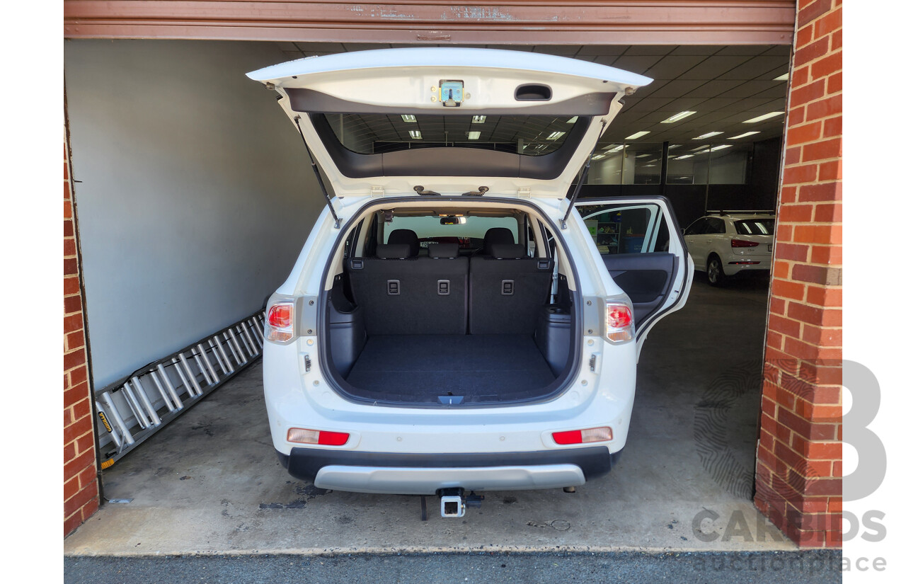 4/2014 Mitsubishi Outlander ES (4x4) ZJ MY14.5 4d Wagon White 2.4L