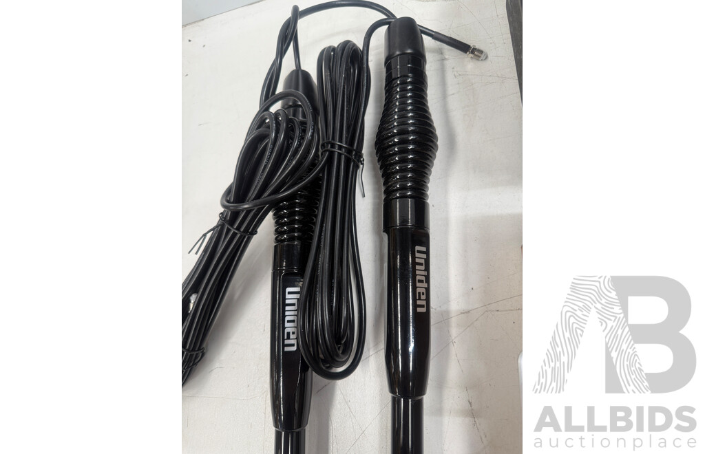 2x GME TX675 Handheld UHF Radios in Case + 2x Short GME UHF Aerials + 2x Benelec 5G Log Periodic Antenna +