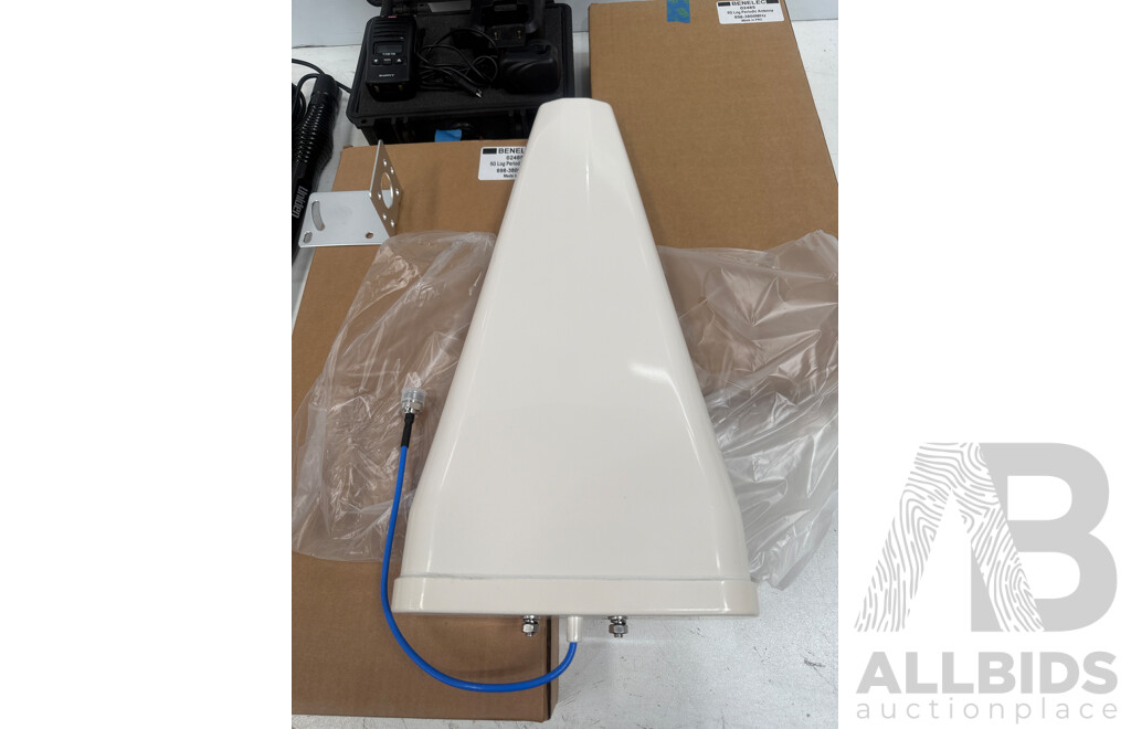 2x GME TX675 Handheld UHF Radios in Case + 2x Short GME UHF Aerials + 2x Benelec 5G Log Periodic Antenna +