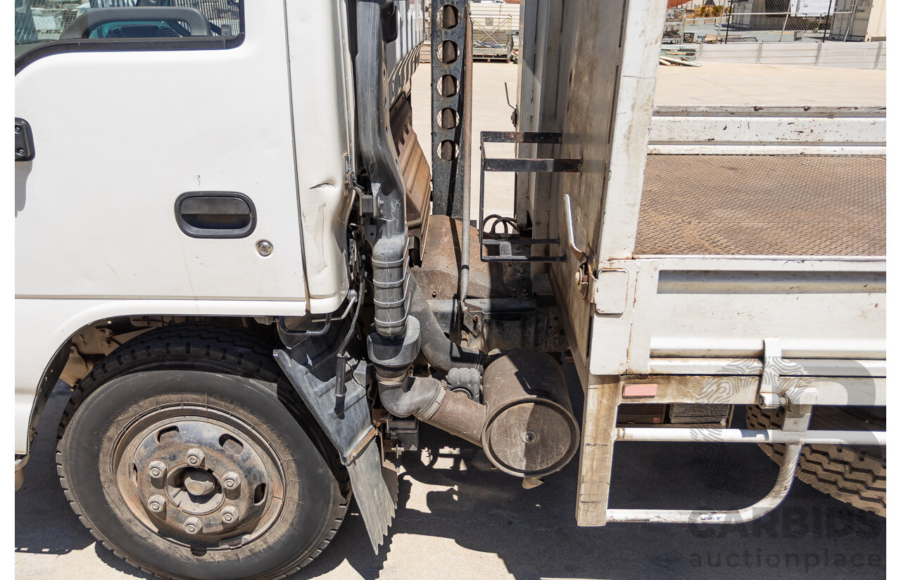 06/1994 Isuzu NPR400 Medium Tray Top Truck 4x2 White Diesel 4.3L