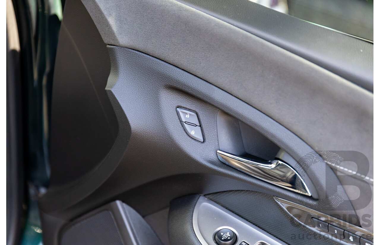 04/2017 Holden Calais V (RWD) VF II MY17 4d Sportwagon Regal Peacock Metallic V8 6.2L