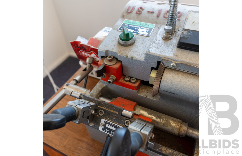 Elis US-102X Electric Key Duplicating Machine and Timber Stand