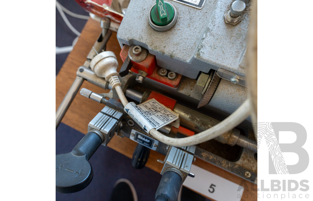 Elis US-102X Electric Key Duplicating Machine and Timber Stand