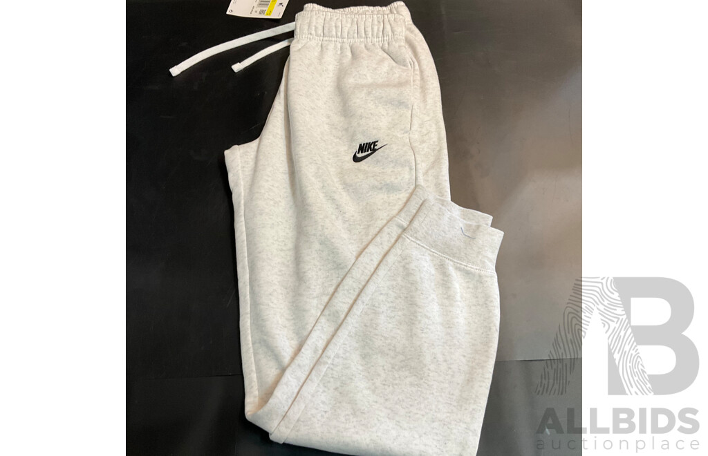 Nike Women's Sportswear Club Fleece Full Zip Hoodie Size XS & White Pants Size S & 2 Pairs of Socks