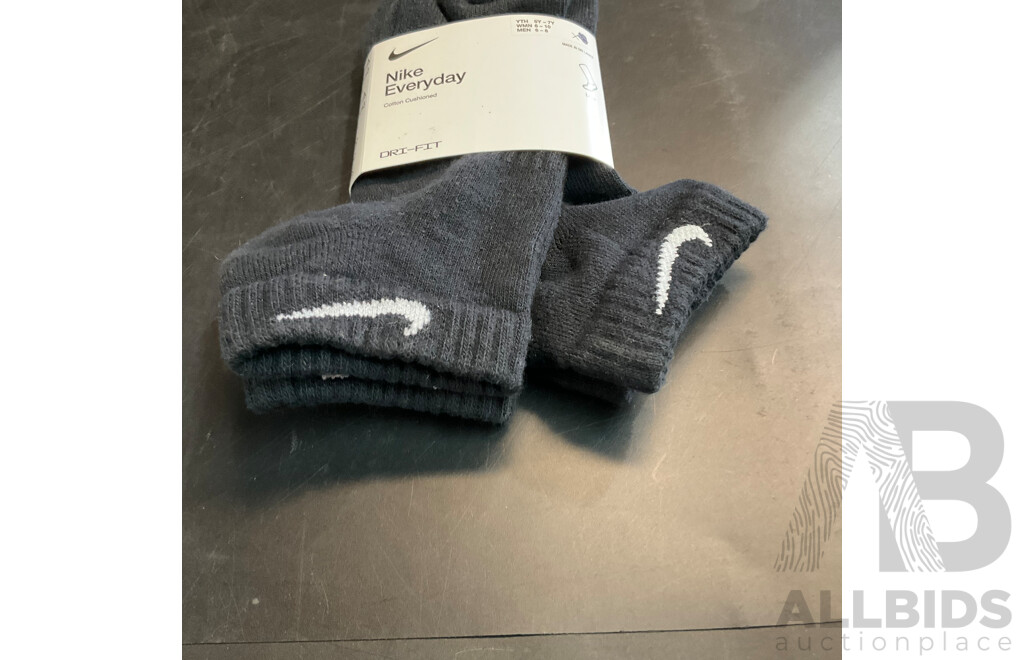 Nike Women's Sportswear Club Fleece Full Zip Hoodie Size XS & White Pants Size S & 2 Pairs of Socks