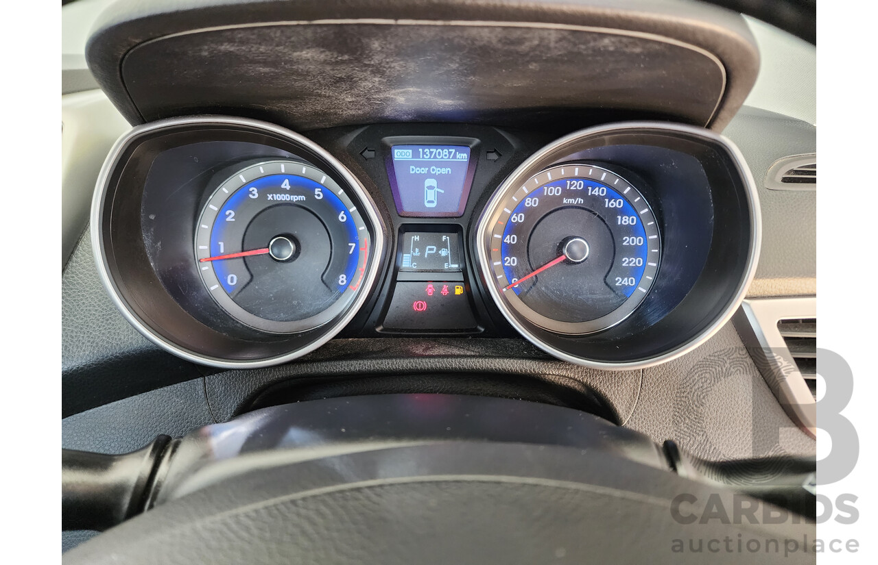 4/2014 Hyundai i30 Trophy GD MY14 5d Hatchback White 1.8L