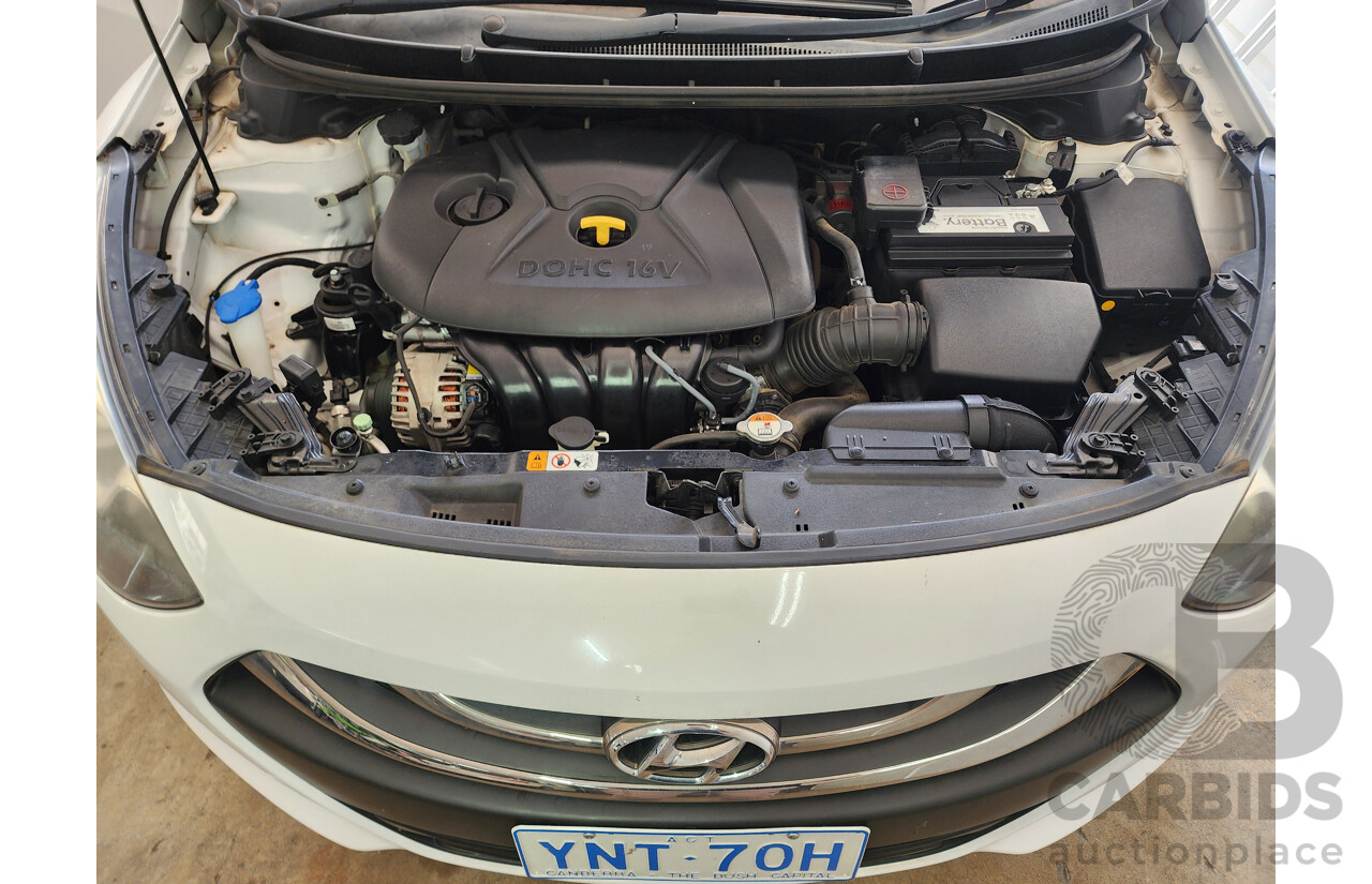 4/2014 Hyundai i30 Trophy GD MY14 5d Hatchback White 1.8L