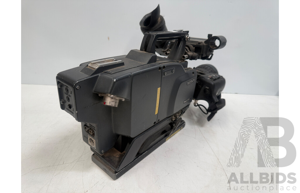 2x Sony Model DXC D50 WSP,DXF 801CE View Finder. Fujinon Lens 19 X 8.7brm X 2 Base Plate +Sony DSR 570 WSP. ViewFinder,FUJINON 14 X 8.5brm X 2 Base Plate +Sony AC Adaptor 26 Pin to 26pin Cable, 26pin to 14 Pin Cable, Power 4pin to 4pin.