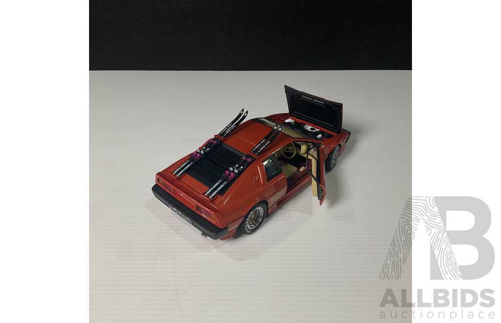 Autoart Lotus Esprit Turbo Model Car in Display Case 1:18 Scale