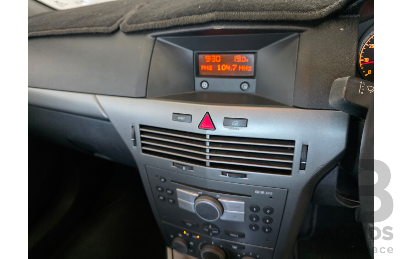 8/2005 Holden Astra CD AH 5d Hatchback White 1.8L