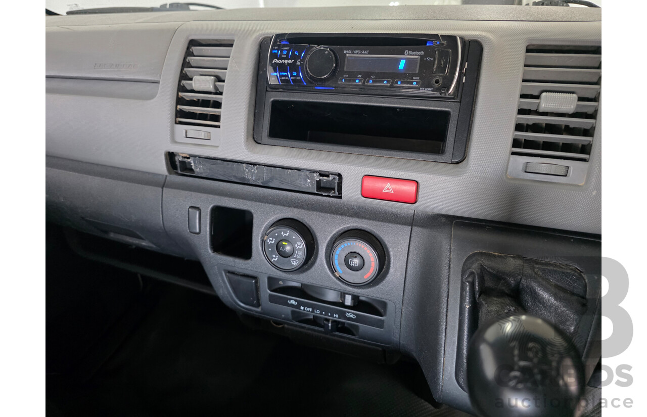 7/2005 Toyota Hiace LWB TRH201R 4d Van White 2.7L