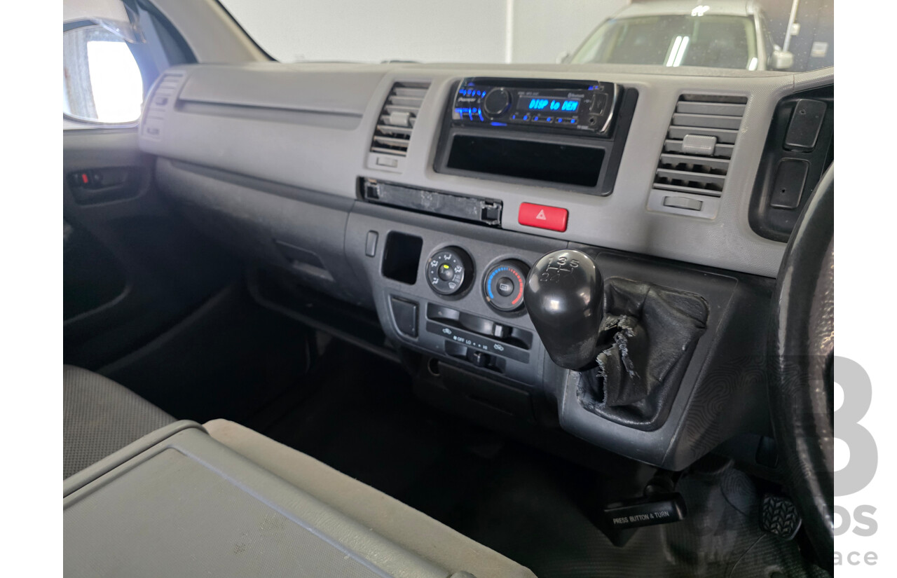 7/2005 Toyota Hiace LWB TRH201R 4d Van White 2.7L