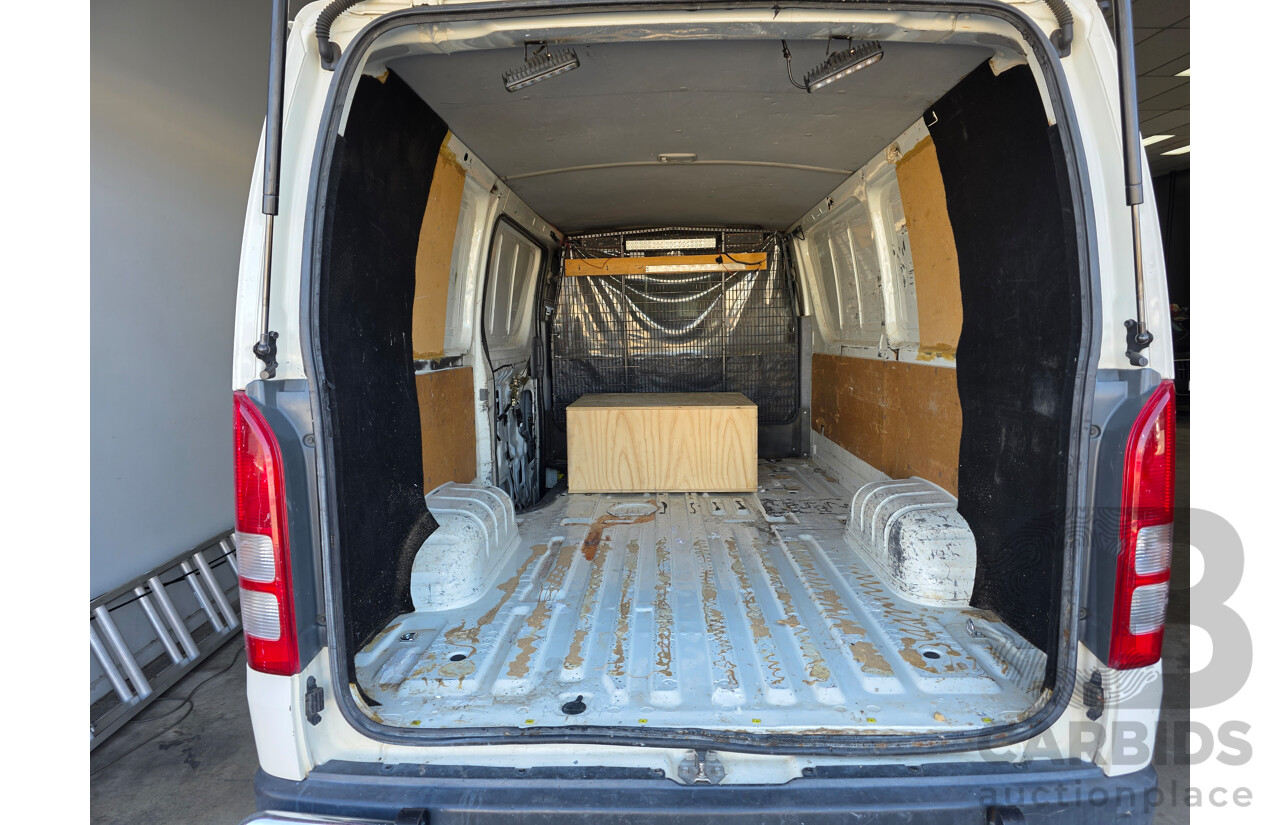 7/2005 Toyota Hiace LWB TRH201R 4d Van White 2.7L