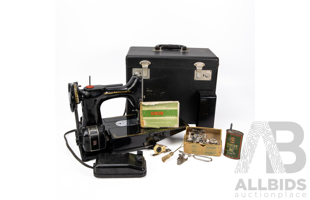 Vintage Singer Featherweight 222k Sewing Machine in Case