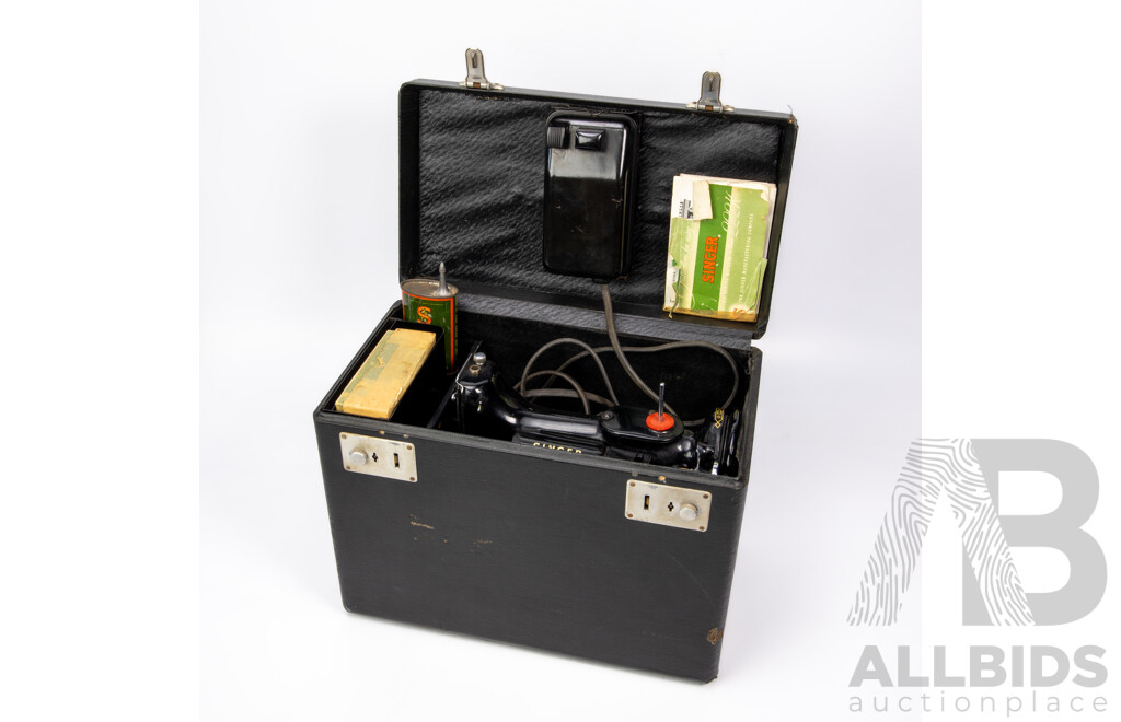 Vintage Singer Featherweight 222K Sewing Machine in Case