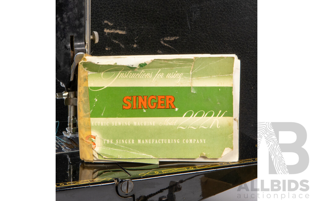 Vintage Singer Featherweight 222k Sewing Machine in Case