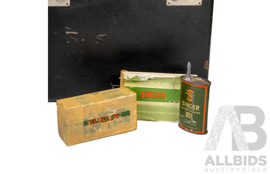 Vintage Singer Featherweight 222k Sewing Machine in Case