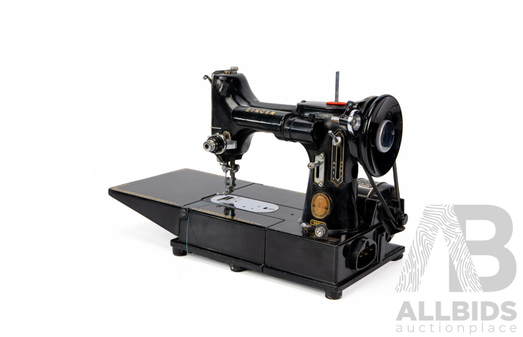 Vintage Singer Featherweight 222k Sewing Machine in Case