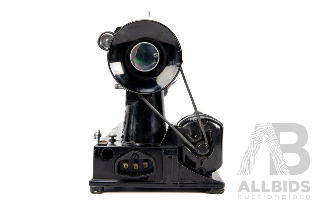 Vintage Singer Featherweight 222k Sewing Machine in Case